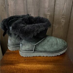 UGG Australia Women's Black Bailey Bow Short Sheepskin Boots 1016501 Sz 6